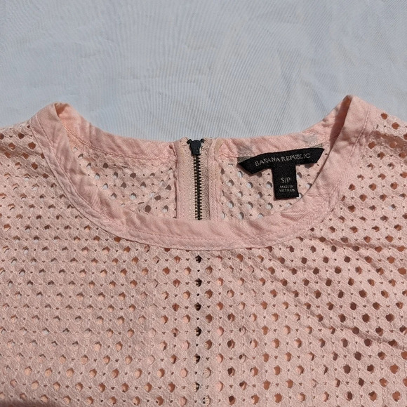 Banana  Republic Embroidered Eyelet Pink Top T Shirt Woman's Small Barbie - Picture 7 of 9